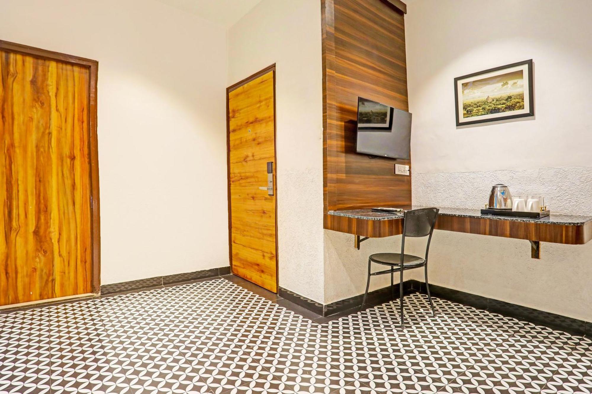 Super Townhouse Cantonment Varanasi Formerly Sarin Inn Экстерьер фото