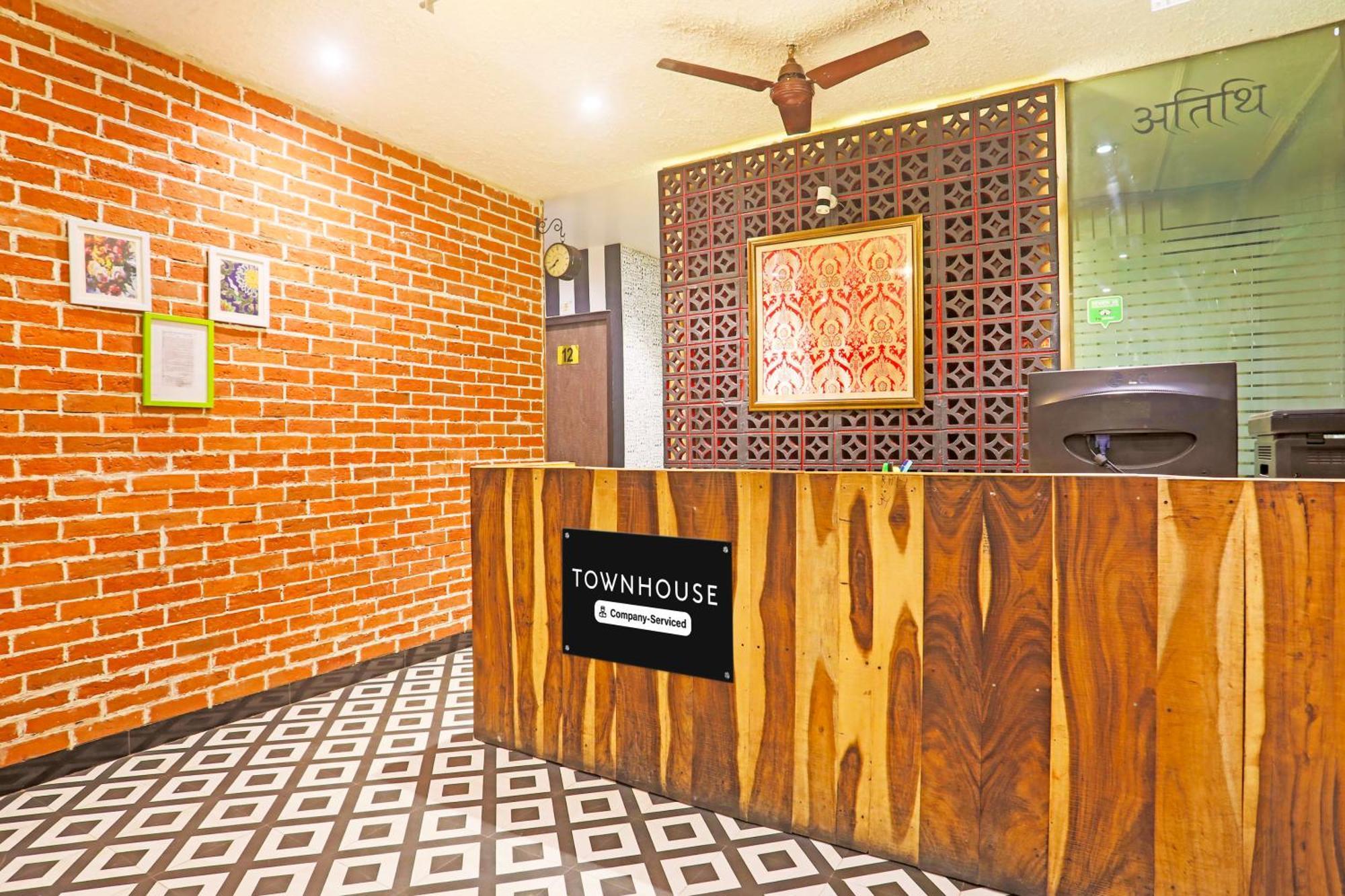 Super Townhouse Cantonment Varanasi Formerly Sarin Inn Экстерьер фото