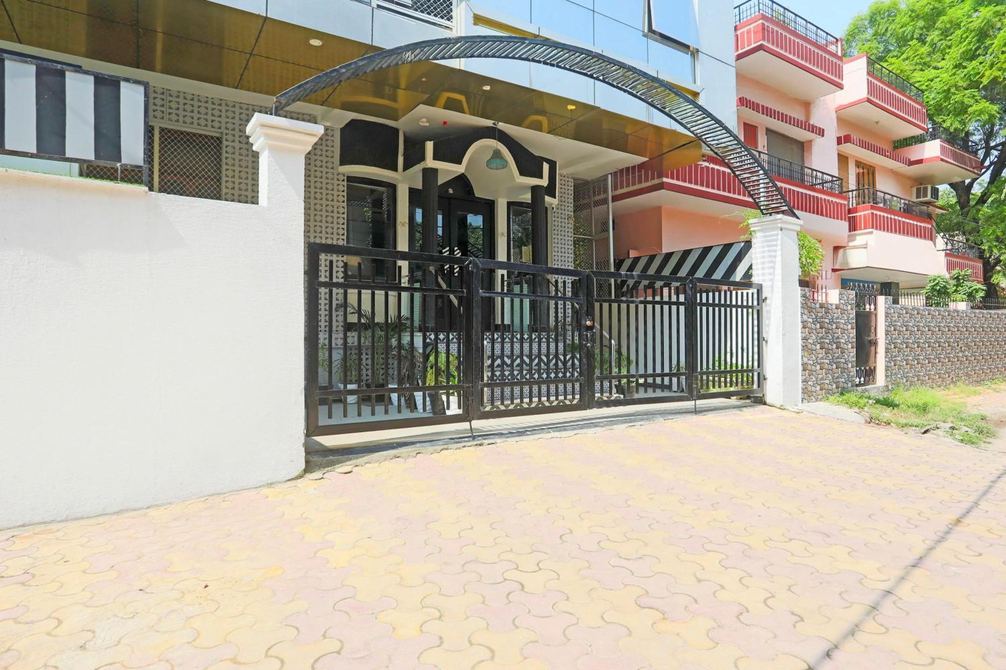 Super Townhouse Cantonment Varanasi Formerly Sarin Inn Экстерьер фото