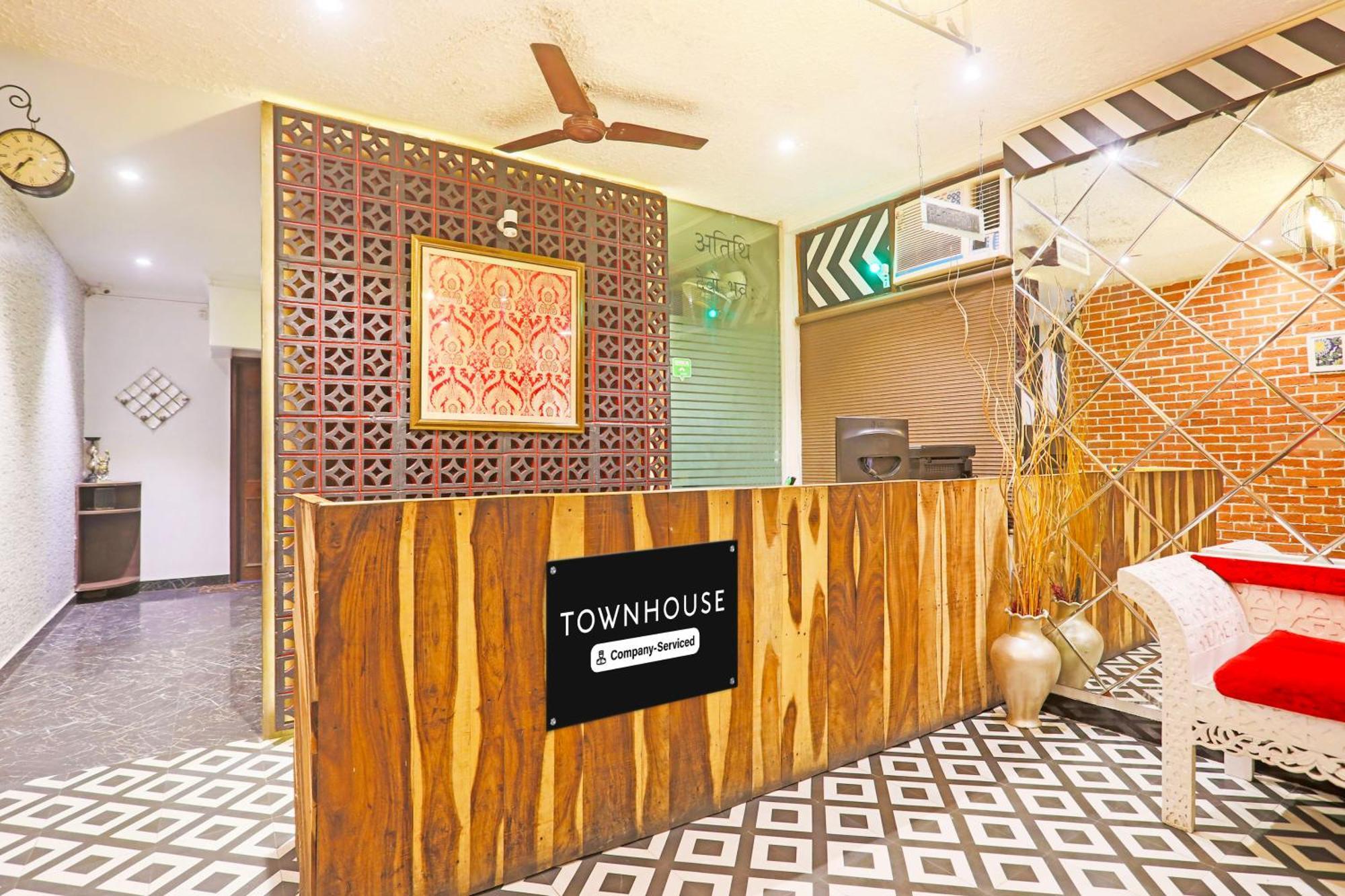 Super Townhouse Cantonment Varanasi Formerly Sarin Inn Экстерьер фото