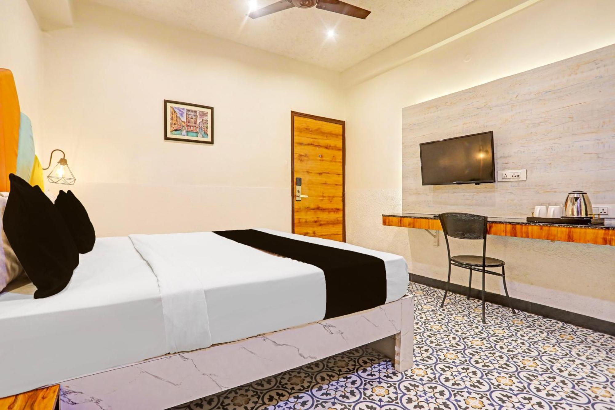 Super Townhouse Cantonment Varanasi Formerly Sarin Inn Экстерьер фото